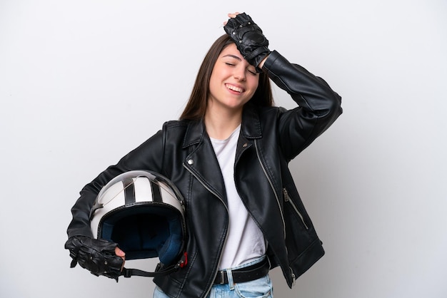 Una joven con un casco de motocicleta aislado de fondo blanco se ha dado cuenta de algo y tiene la intención de encontrar la solución