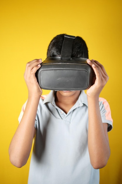 Joven con casco de realidad virtual vr box