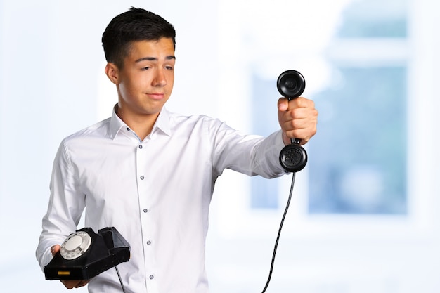 Joven casual feliz hombre en el teléfono