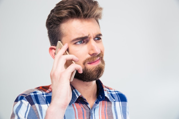 Joven casual hablando por teléfono