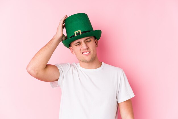 Joven caucásica celebrando el día de San Patricio sorprendida, ella ha recordado una reunión importante.