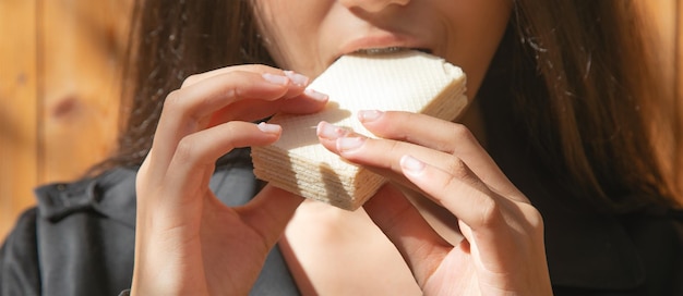 Una joven caucásica comiendo gofres.