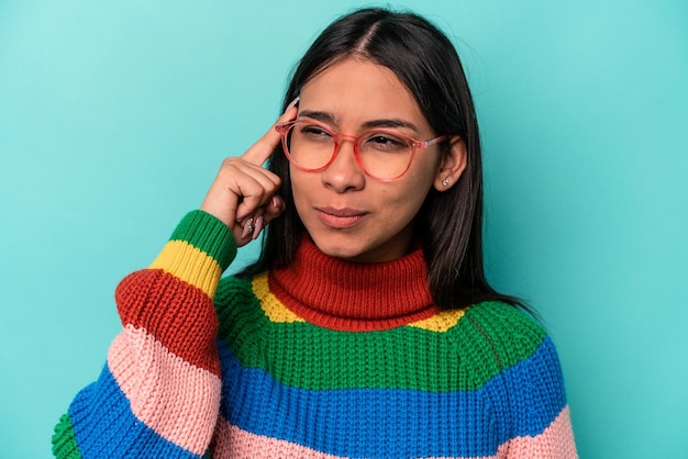 Una joven caucásica con gafas rosas aisladas de fondo azul