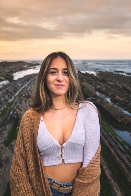 Joven caucásica en el geoparque flysch del País Vasco.