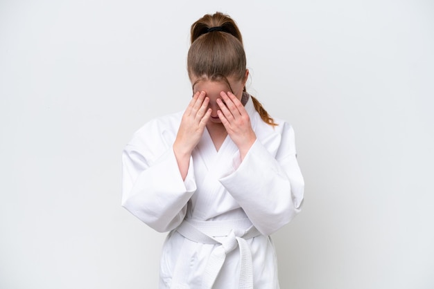Joven caucásica haciendo karate aislada de fondo blanco con expresión cansada y enferma