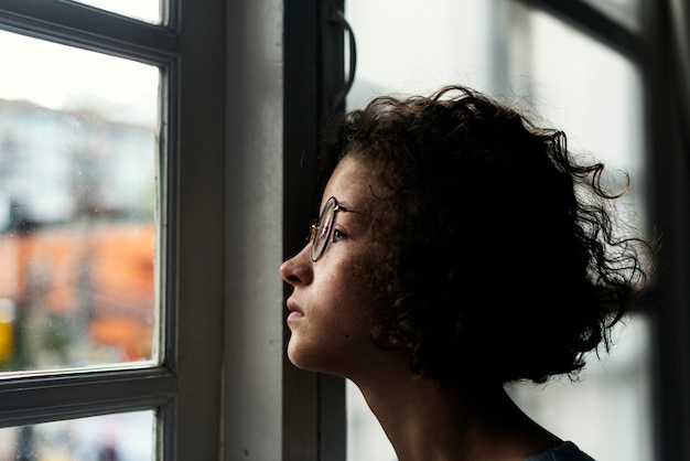 Joven caucásica con lentes