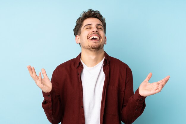 Joven caucásica pared sonriendo mucho