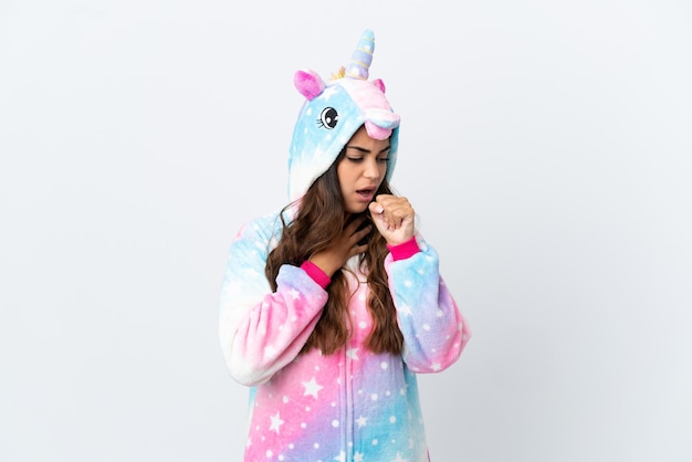 Foto una joven caucásica que usa un pijama de unicornio aislada de fondo blanco sufre de tos y se siente mal