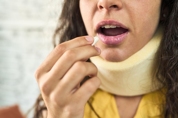 Foto una joven caucásica resistente sentada en el sofá con un nec