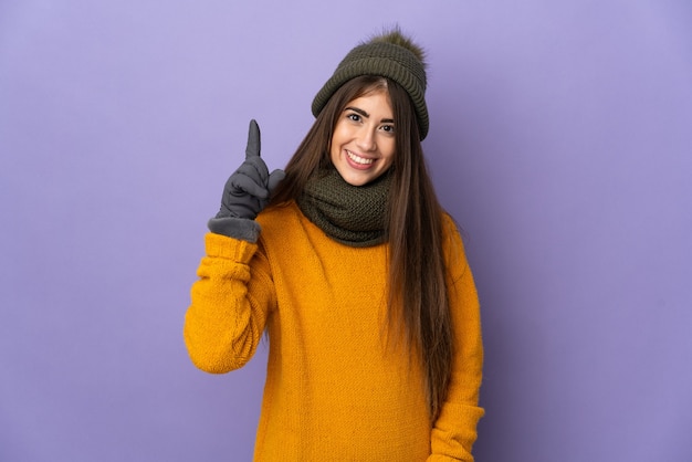 Joven caucásica con sombrero de invierno aislado