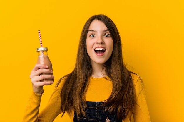 Joven caucásica sosteniendo un batido