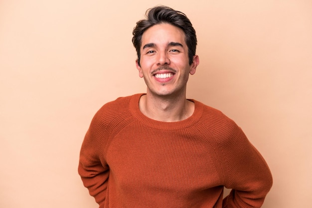 Joven caucásico aislado de fondo beige feliz, sonriente y alegre.