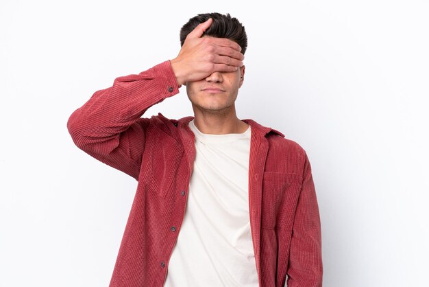 Foto joven caucásico aislado de fondo blanco cubriendo los ojos con las manos no quiero ver algo