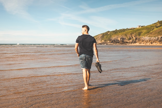 Joven, caucásico, ambulante, en la playa