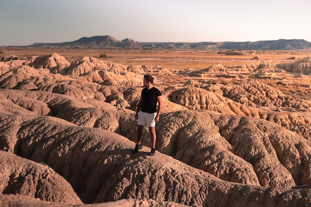 Joven caucásico en las Bardenas Reales, Navarra, País Vasco.