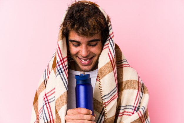 Joven caucásico en un día de campamento