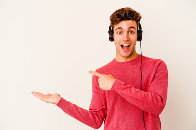 Joven caucásico escuchando música aislada