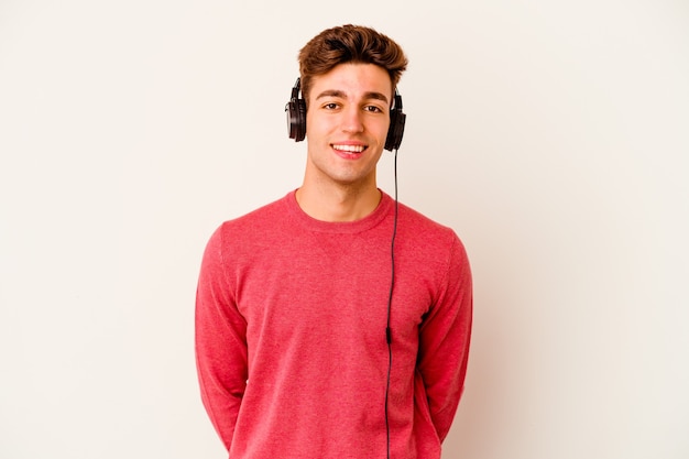 Joven caucásico escuchando música aislada