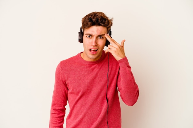 Joven caucásico escuchando música aislada