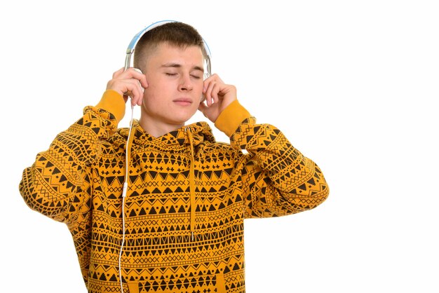 Joven caucásico escuchando música con los ojos cerrados