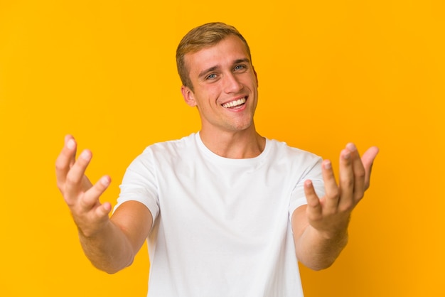 Joven caucásico expresando emociones aisladas