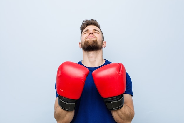 Joven caucásico con guantes de boxeo