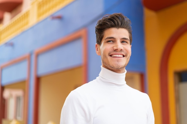 joven, caucásico, hombre, en, aire libre, retrato