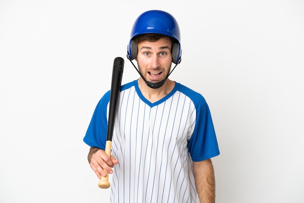 Foto joven caucásico jugando béisbol aislado sobre fondo blanco con expresión facial sorpresa