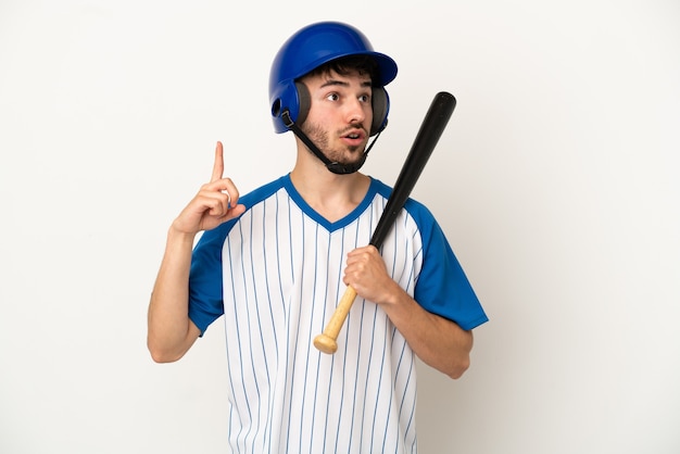 Foto joven caucásico jugando béisbol aislado sobre fondo blanco pensando en una idea apuntando con el dedo hacia arriba