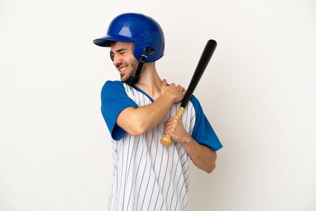 Joven caucásico jugando béisbol aislado sobre fondo blanco que sufre de dolor en el hombro por haber hecho un esfuerzo