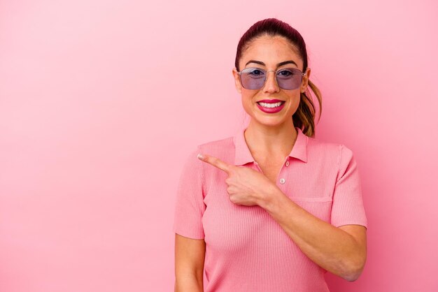 joven, caucásico, mujer, aislado, en, rosa, plano de fondo