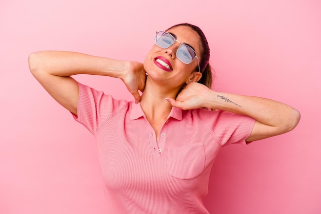 joven, caucásico, mujer, aislado, en, rosa, plano de fondo