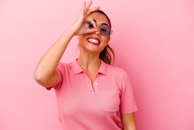 joven, caucásico, mujer, aislado, en, rosa, plano de fondo