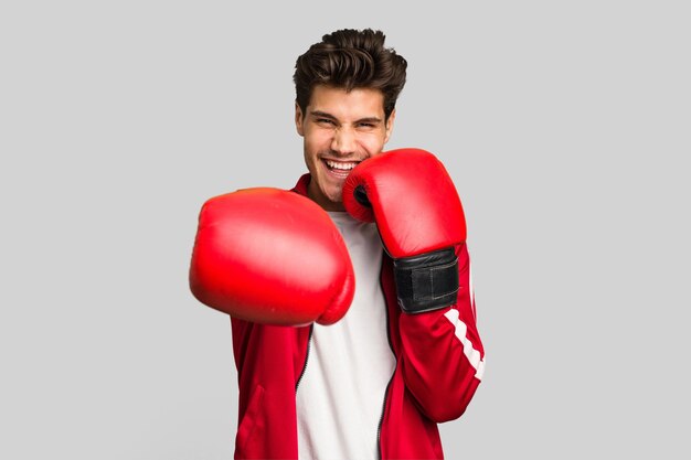 Joven caucásico practicando boxeo aislado