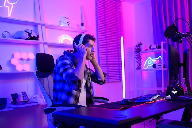 El joven caucásico Pro Gamer tiene transmisión en vivo y chatea con sus fanáticos en casa