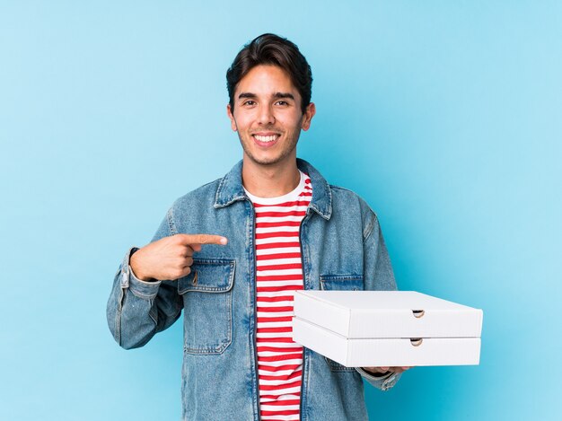 Joven, caucásico, tenencia, pizza