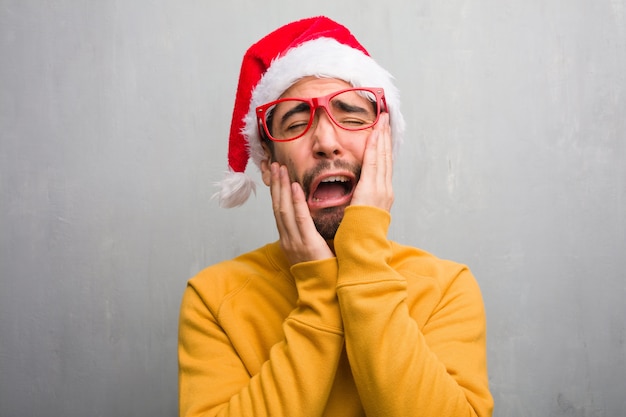 Joven celebrando el día de Navidad con regalos desesperados y tristes