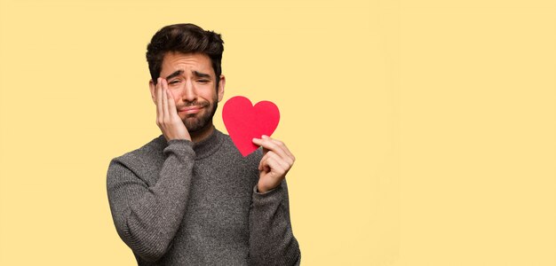 Joven celebrando el día de San Valentín