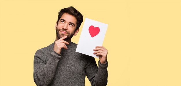 Joven celebrando el día de San Valentín