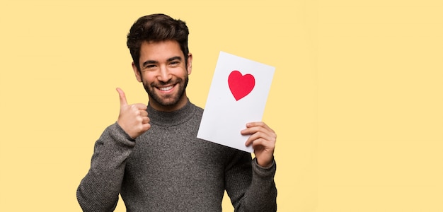 Joven celebrando el día de San Valentín