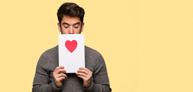 Joven celebrando el día de San Valentín