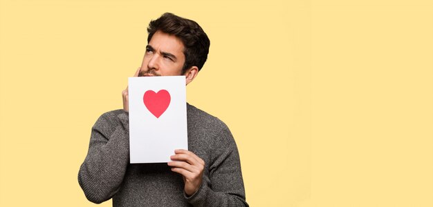 Joven celebrando el día de San Valentín