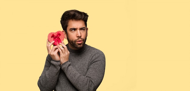 Joven celebrando el día de San Valentín