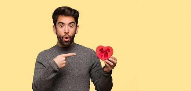 Joven celebrando el día de San Valentín