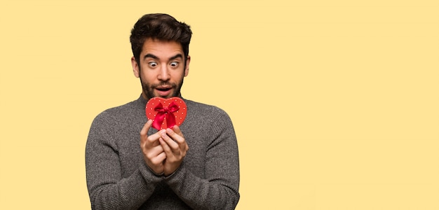 Joven celebrando el día de San Valentín