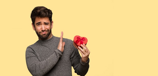 Joven celebrando el día de San Valentín