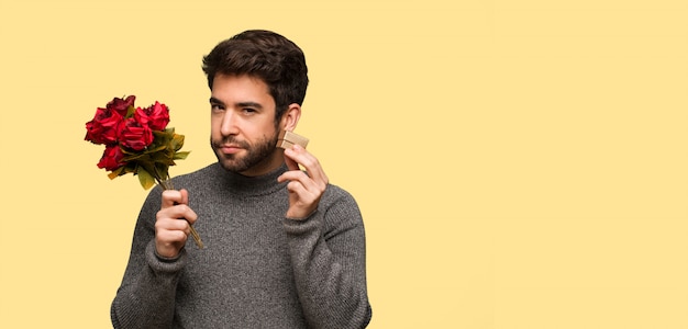 Joven celebrando el día de San Valentín