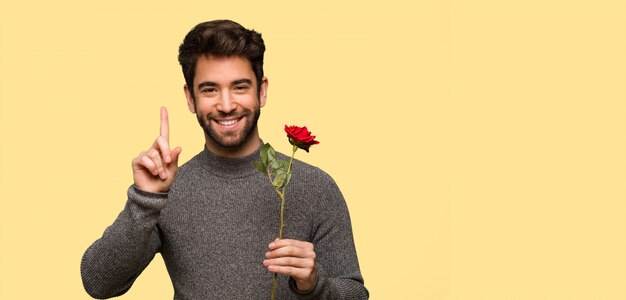 Joven celebrando el día de San Valentín