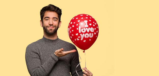 Joven celebrando el día de San Valentín