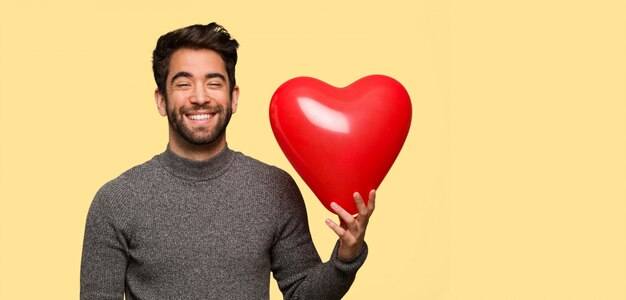 Joven celebrando el día de San Valentín